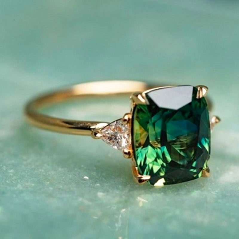 Ring mit grünem Zirkonium in Gold